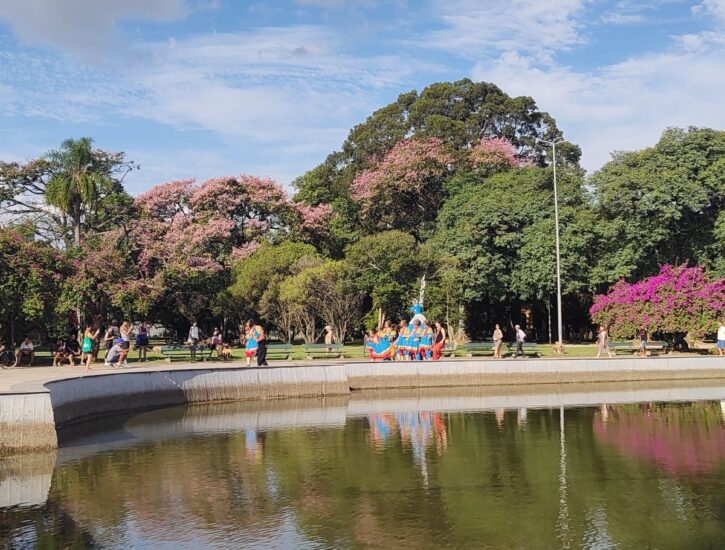 Espetáculo de rua com Oi Nóis Aqui Traveiz